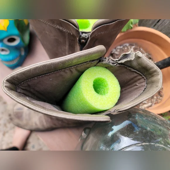 Teva Capistrano Brown Distressed Leather Boots • 12” Zip up • Waterproof • - Picture 9 of 10